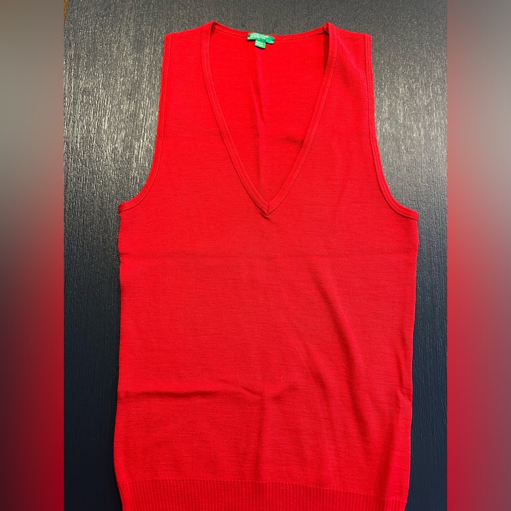 New without tags Benetton Red V-neck best women’s large